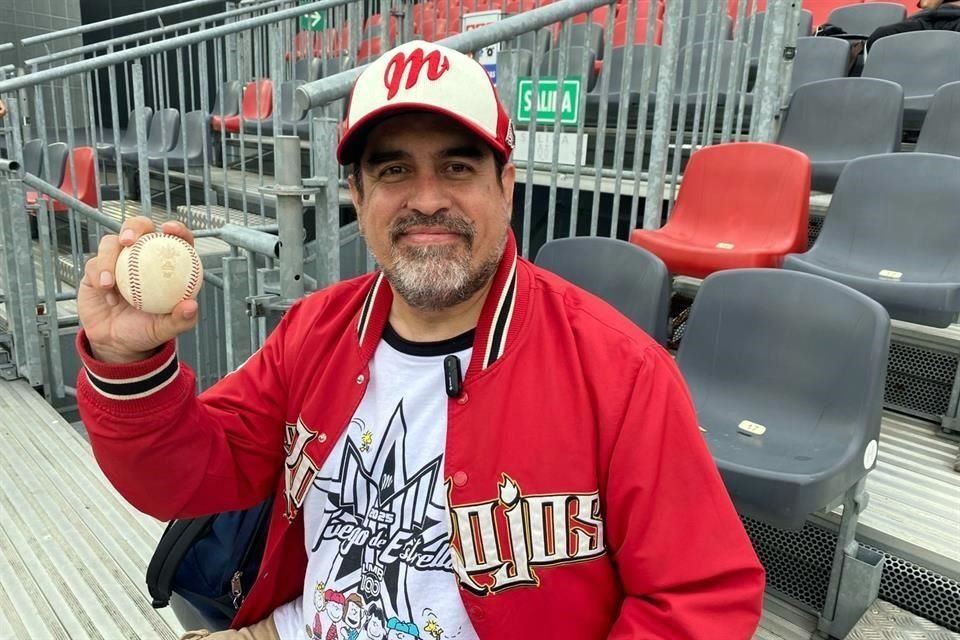 Este aficionado estaba en la zona de los jardines y casi se quedaba con la pelota tras el jonrón de Robinson Canó.