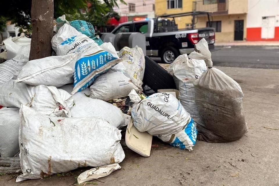El hombre tiraba costales de basura y escombro cerca del Punto Limpio ubicado en Porres Baranda y Emilio Rabaza.