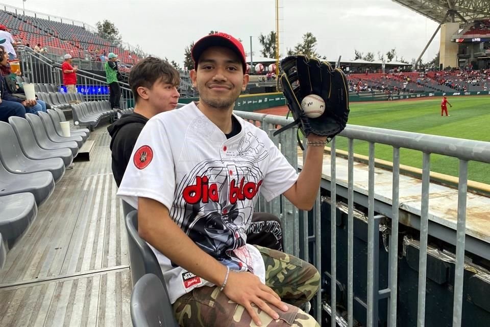 Erik Escamilla tendrá un gran recuerdo del día que no fue al colegio para ir al parque de beisbol.