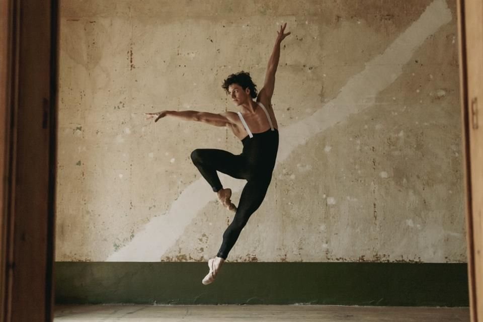 On June 25, Isaac Hernández made his debut as a principal dancer with American Ballet Theatre (ABT) at the Metropolitan Opera House (MET); he is the first Mexican to achieve this position.