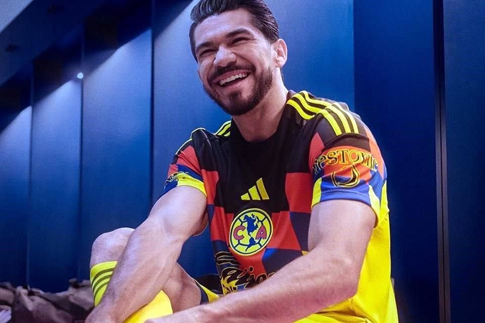 El jersey de local está inspirado en el diseño de mediados de los 90.