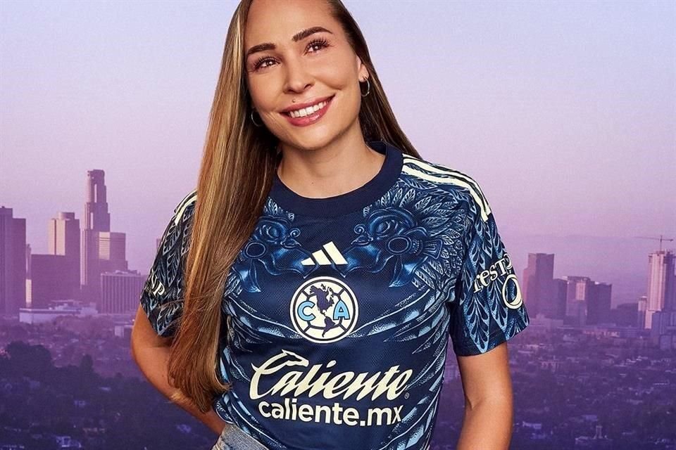 El uniforme de visita cuenta con caballeros águila.