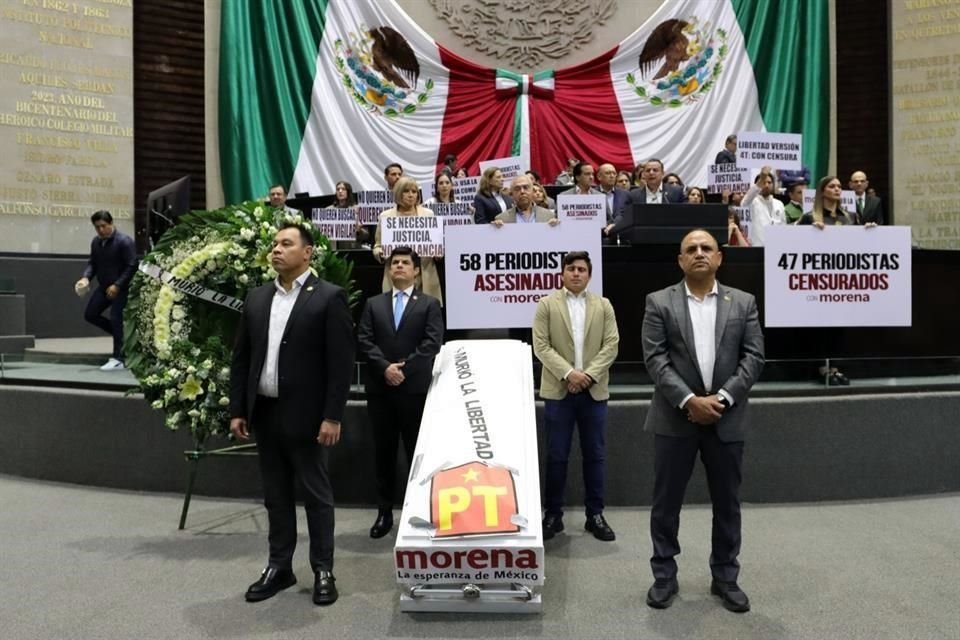 Al subir a tribuna para anunciar su voto en contra, la bancada del PRI colocó al frente una corona fúnebre y un ataúd blanco.