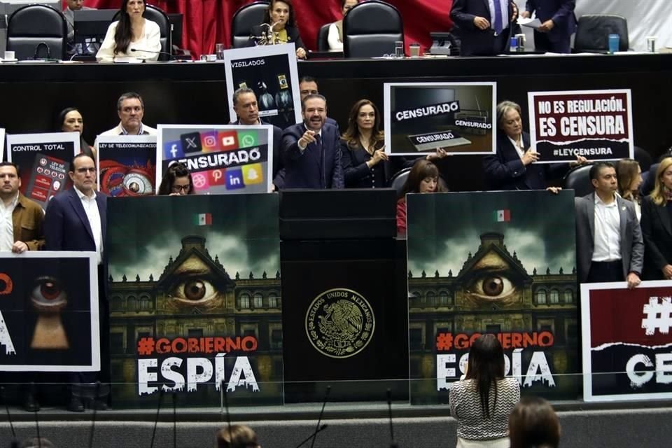 El PAN también colocó una corona fúnebre al subir a tribuna, así como carteles en los que se leía '#GobiernoEspía'.