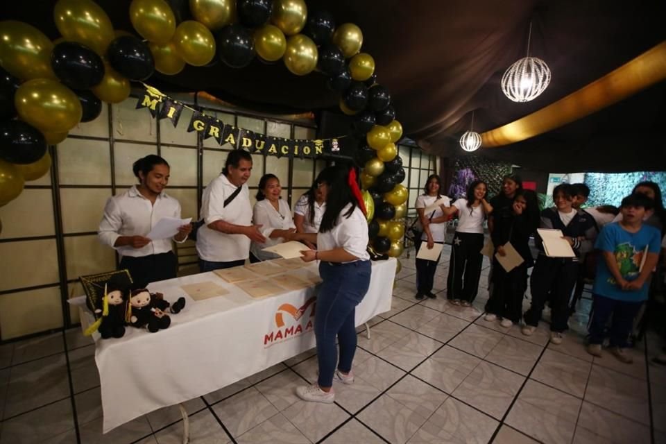 La asociación Mama A. C., que busca ayudar a infancias y adolescencias, festejó la graduación de 37 de sus estudiantes.