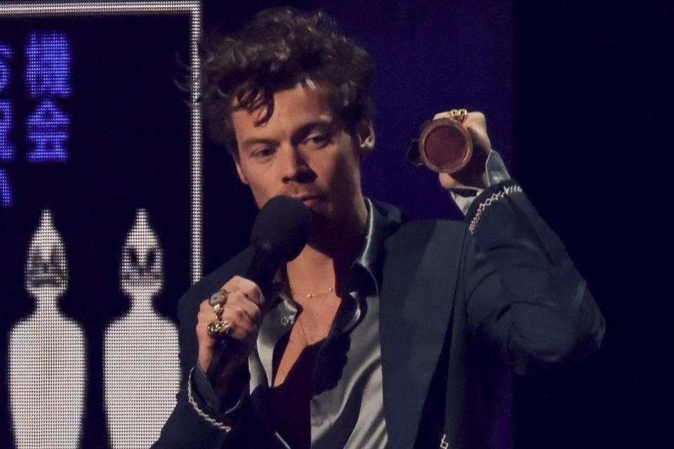 Styles, de 31 años, llegó al evento alrededor de la 1:45 a.m. acompañado por amigos, entre ellos el productor Kid Harpoon.