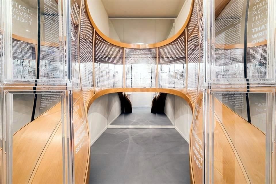 La instalación crea un espacio para la pausa y la introspección.