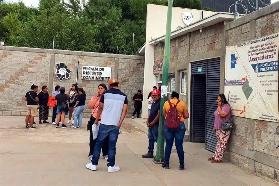 Familiares de personas desaparecidas o que contrataron servicios funerarios en Ciudad Juárez acuden a las instalaciones de la Fiscalía Estatal.