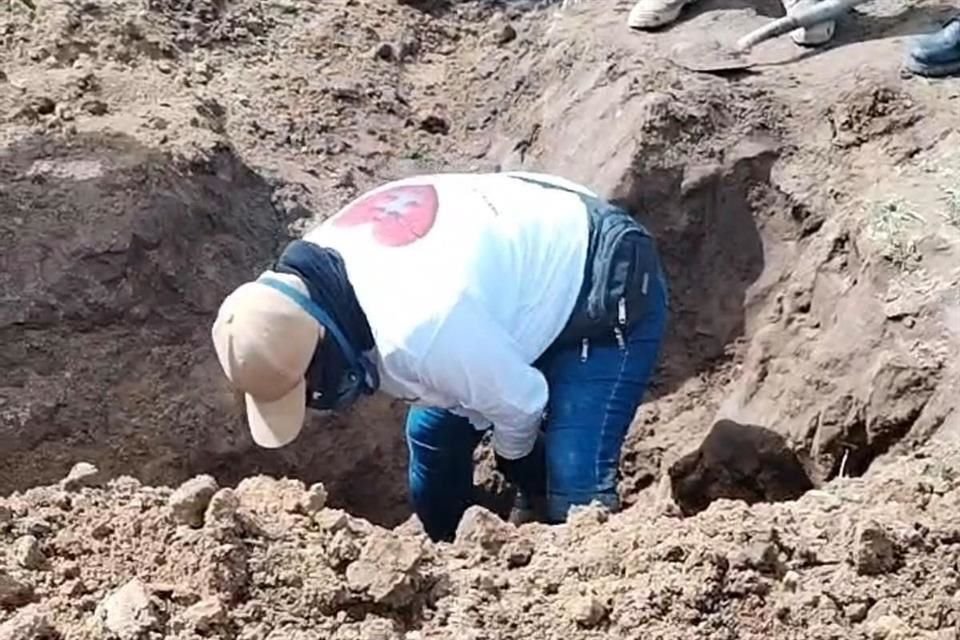 Una nueva fosa clandestina fue descubierta por Guerreros Buscadores, a un costado del terreno que actualmente se está procesando en Las Agujas, en Zapopan.