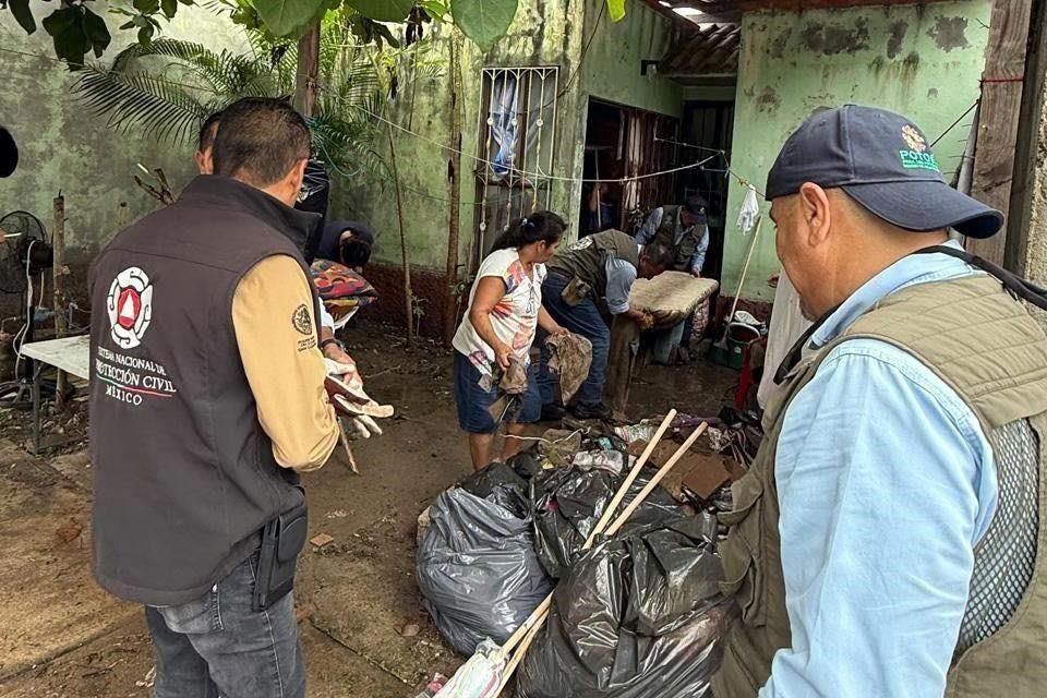 Personal de la Comisión Estatal de Protección Civil junto con autoridades municipales auxiliaron a las personas damnificadas por las lluvias desde la tarde del lunes.
