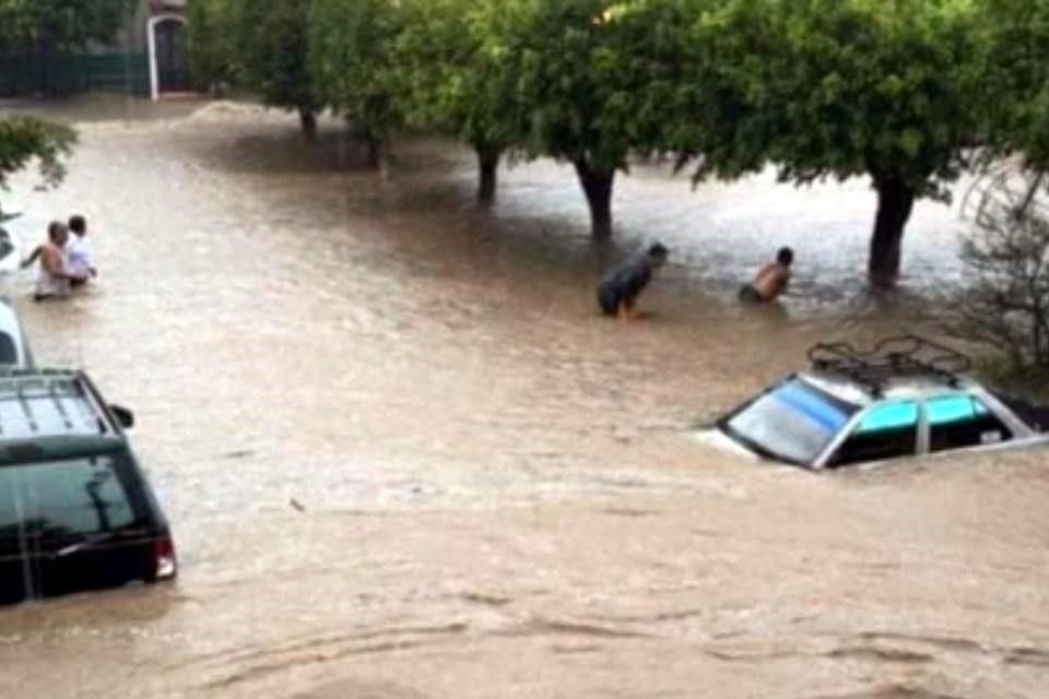 Al menos 100 viviendas y 15 vehículos quedaron bajo el agua luego de las inundaciones en la Colonia Loma Bonita de Tamazunchale, donde los niveles de agua alcanzaron hasta los 160 centímetros de alto.