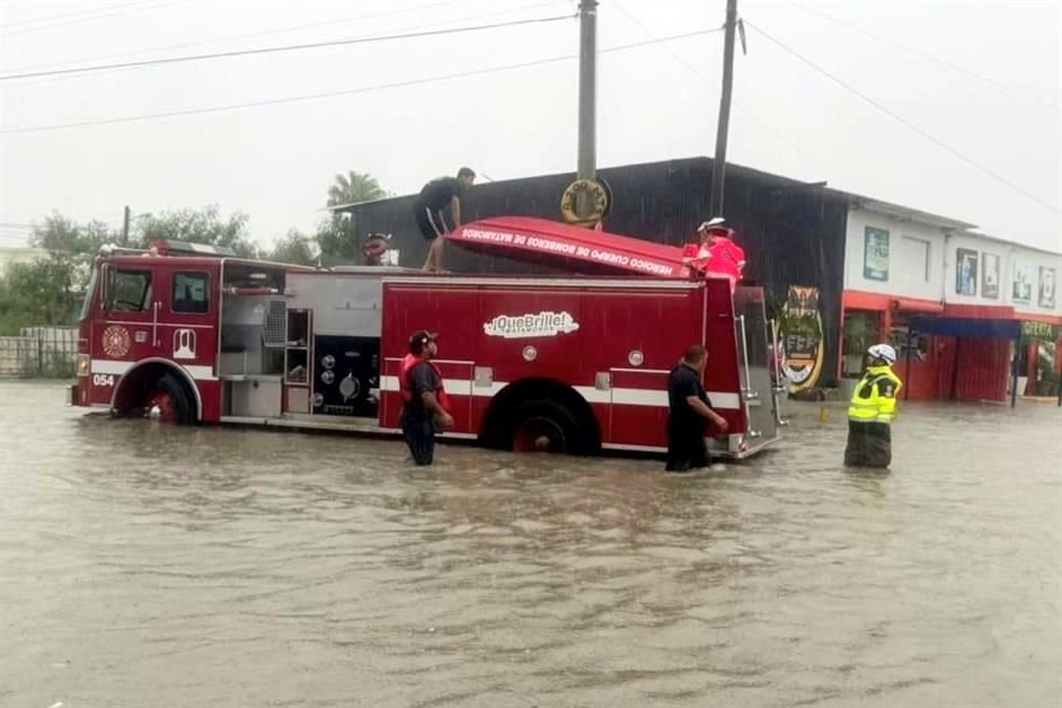 Elementos de Protección Civil, bomberos, paramédicos y voluntarios trabajan de forma coordinada utilizando lanchas y equipo especializado.