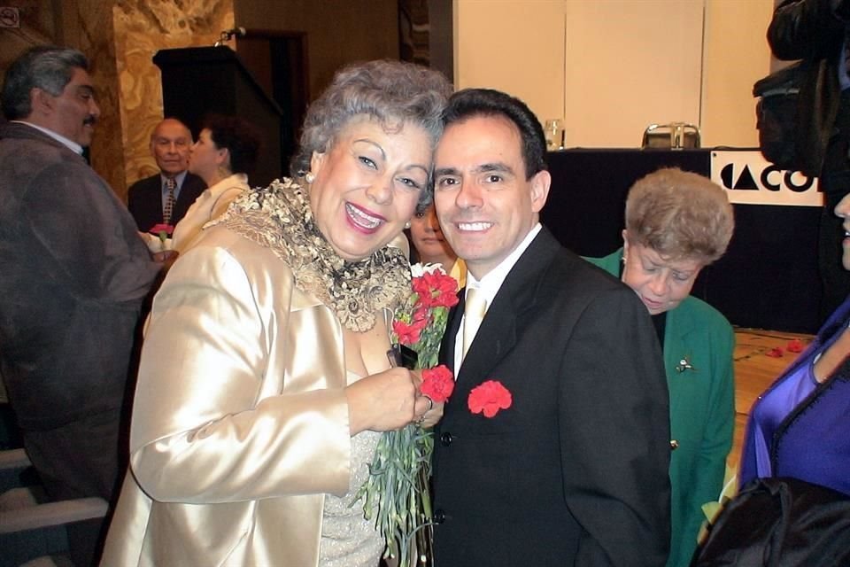 Gilda Cruz-Romo con el contratenor Héctor Sosa, productor de los discos con sus grabaciones históricas.