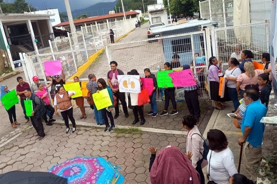 En Huachinango, Puebla, pacientes se manifestaron luego de que el Comité de Hemodiálisis anunciara a los pacientes que a partir del 1 de julio dejaría de realizar estos tratamientos