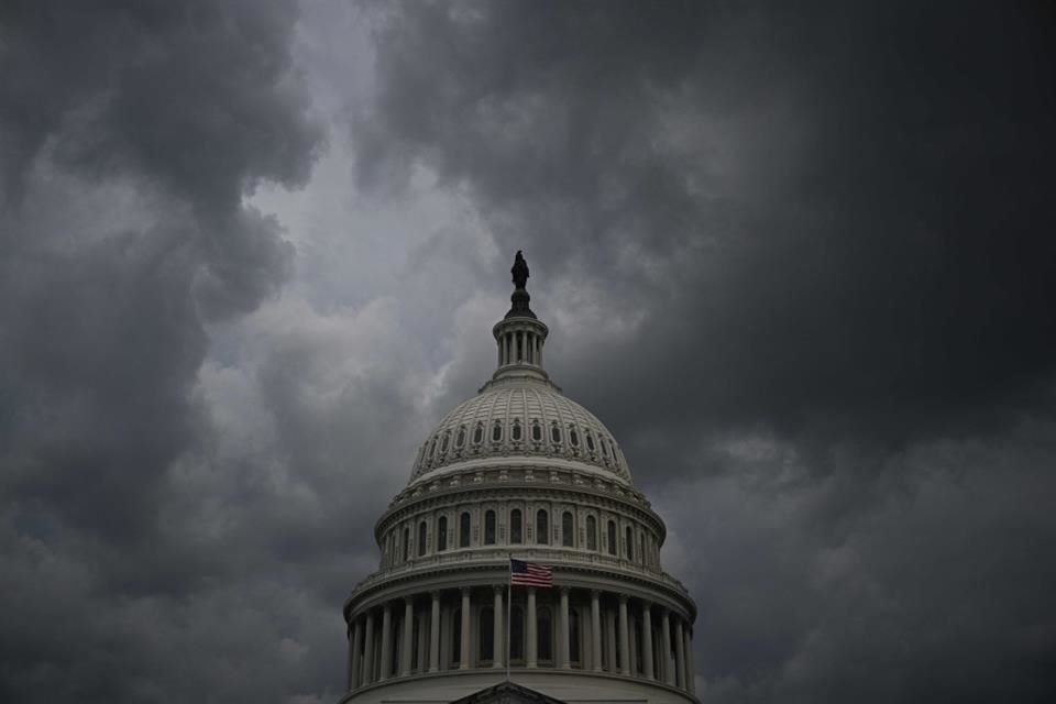 Millones de estadounidenses de bajos ingresos podrían sufrir pérdidas financieras bajo el plan fiscal de Trump, aprobado por el senado.