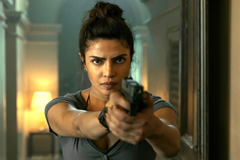 Su único refuerzo para los mandatarios es una agente del MI6, el servicio de inteligencia secreto de Reino Unido, Noel Bisset (Priyanka Chopra).