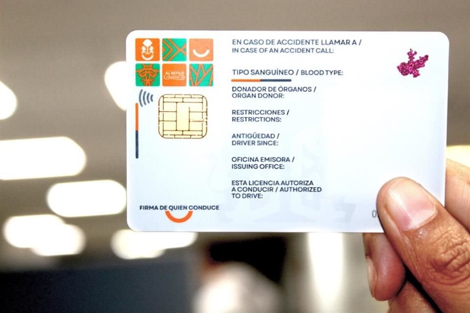 Gobierno de Jalisco comenzó a expedir licencias de conducir bilingües, que cuentan con un nuevo diseño que incluye traducciones al inglés.