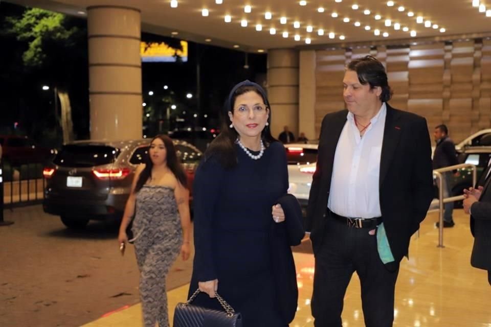 Los priistas Marcela Guerra y Mario Zamora también llegaron al festejo.