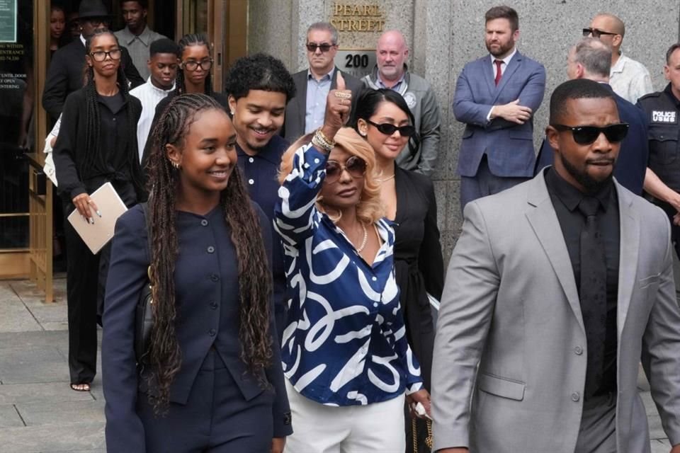 Combs saludó a su familia, previo al resultado del tercer día de deliberaciones del jurado.
