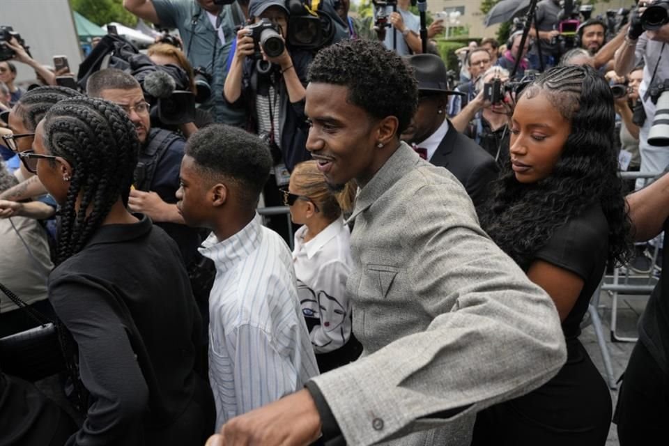 Algunos familiares de Sean 'Diddy' Combs salieron sonrientes al salir del tribunal federal de Manhattan.