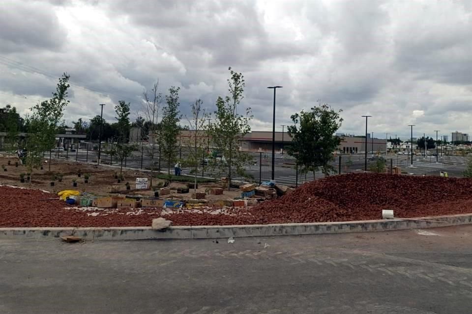 En un recorrido realizado por MURAL se pudo observar que el sitio continúa con múltiples trabajos de construcción.