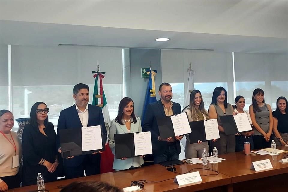 Firma del convenio 'Pantallas Seguras' entre el Gobierno de Tlajomulco y DIF Jalisco.
