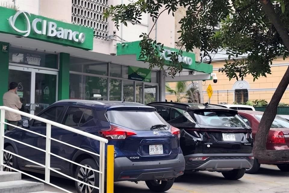 Sucursal de CIBanco abarrotada, debido a la suspensión del convenio con Visa para transacciones internacionales.