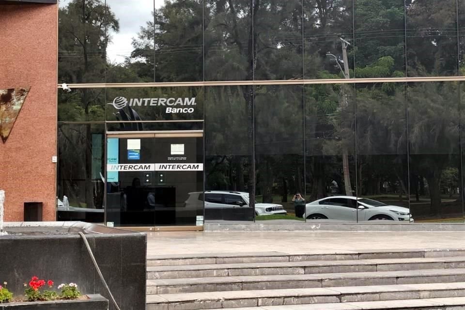 La sucursal de Intercam se encontraba completamente vacía.
