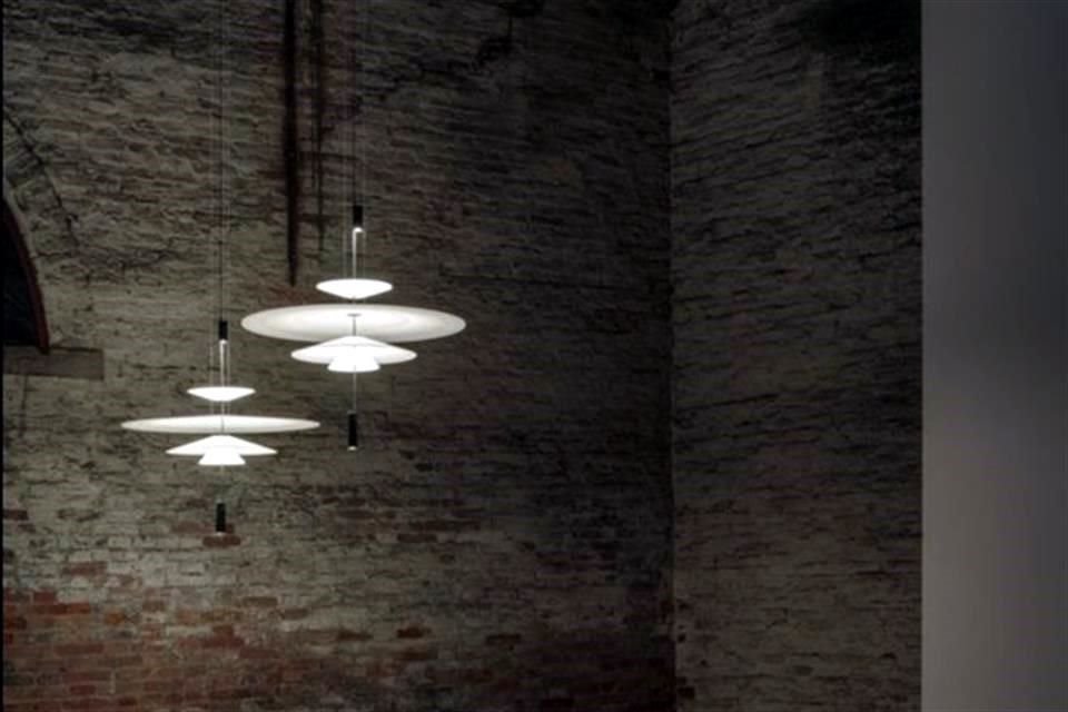 Las luminarias pretenden potenciar la idea del claroscuro, dirigiendo el camino a seguir y, a la vez, dejando ver las tramas materiales del edificio.