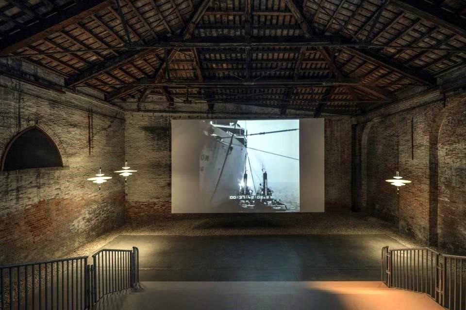 En la parte final de la exposición, las lámparas Flamingo, de Antoni Arola, rematan el impacto lumínico.