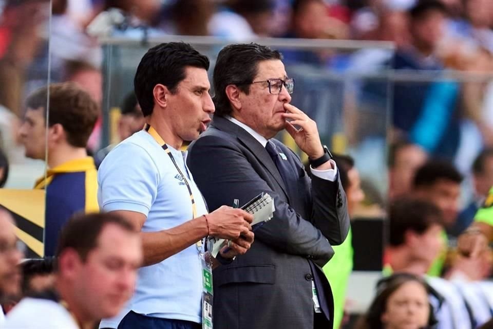 Luis Fernando Tena siguió atento cada incidencia del partido.