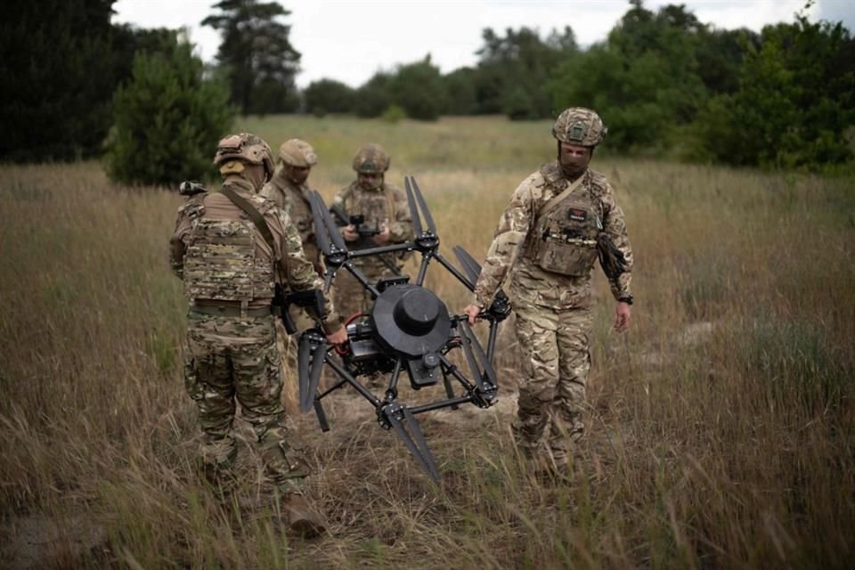 Soldados cargan un dron en Ucrania, el 14 de junio del 2025.
