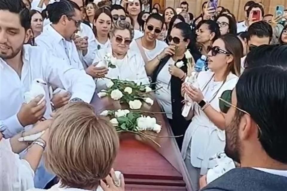Familiares despidieron al empresario en Arandas.