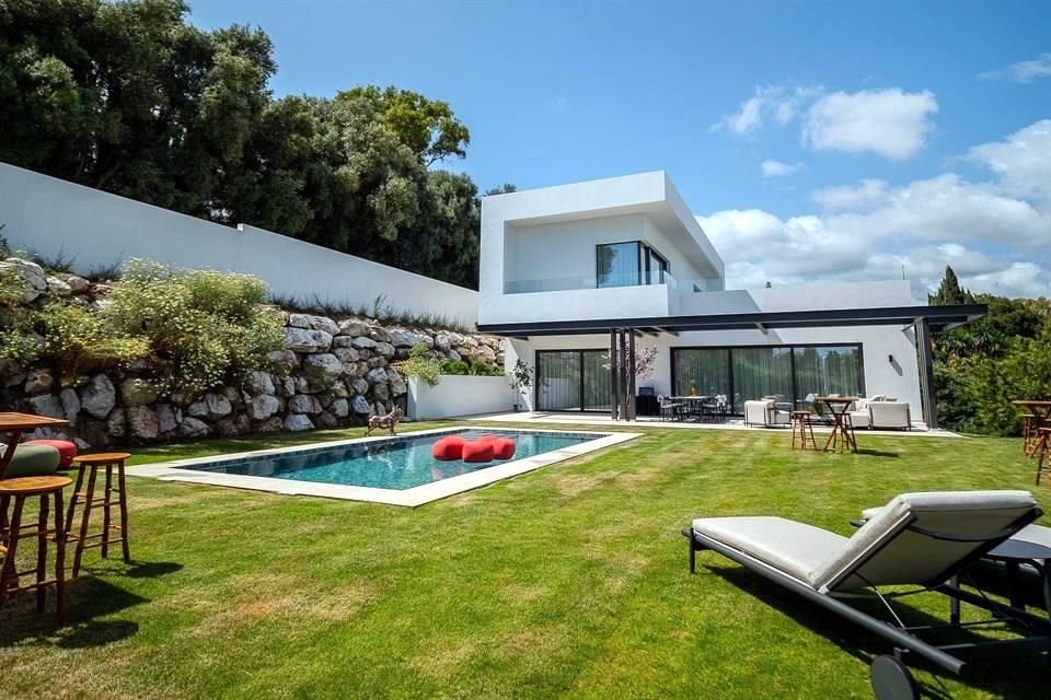 La piscina y un cálido jardín son parte del diseño exterior.