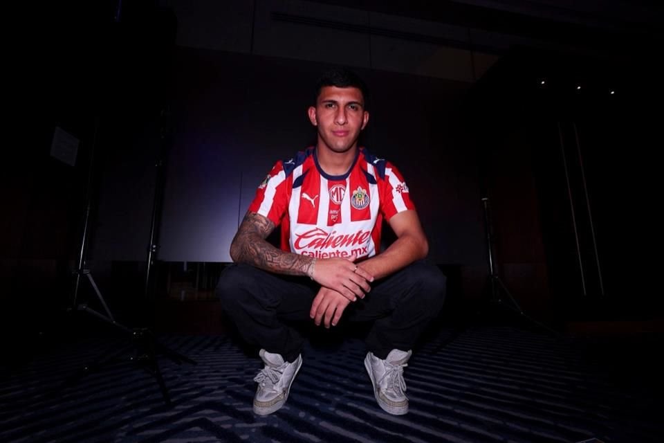 Así luce Bryan González con la camiseta de las Chivas.