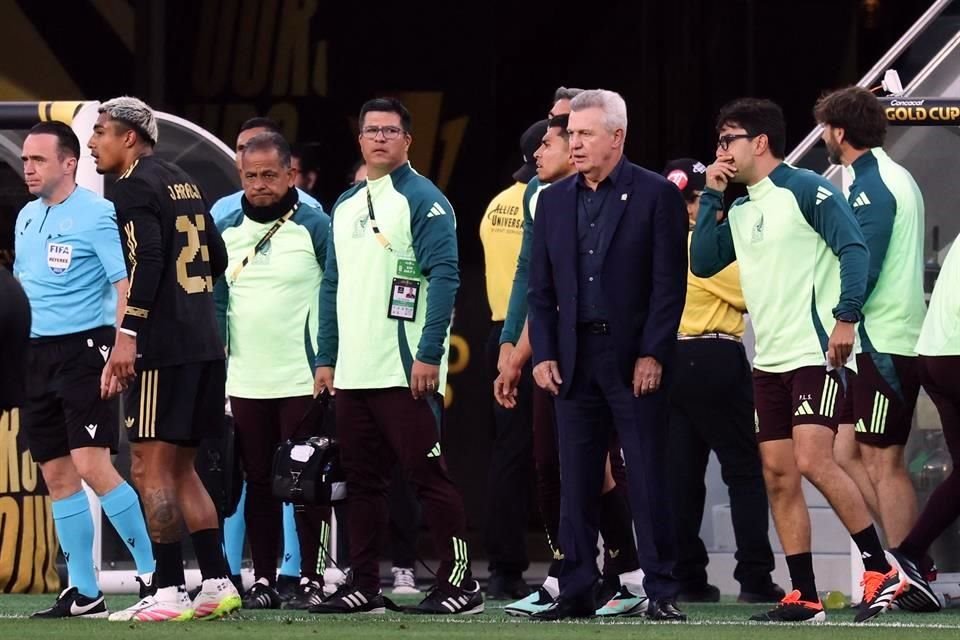 Javier Aguirre atento a las incidencias del partido.