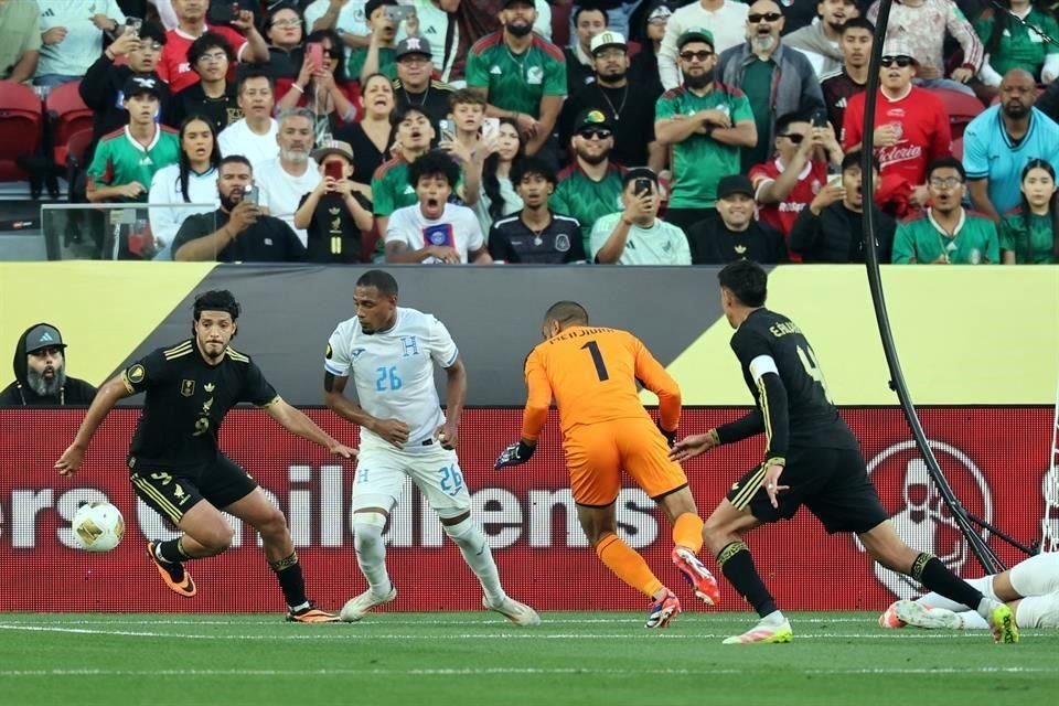 Raúl Jiménez arrancó el partido.