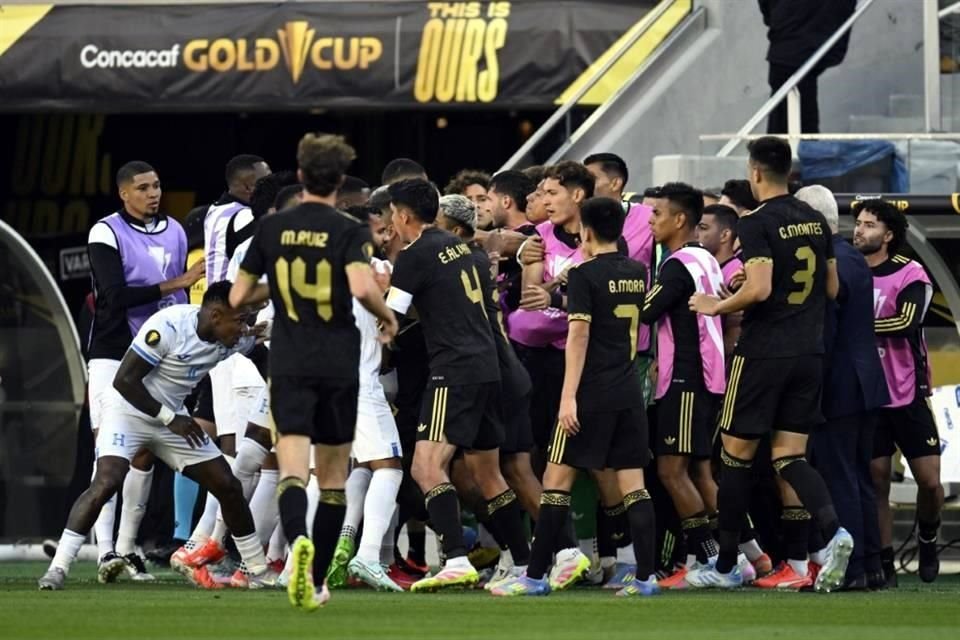 En los primeros minutos, las cosas se salieron de control y Guillermo Ochoa, quien provocó la reacción del rival, fue amonestado.