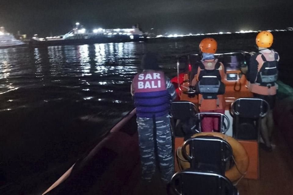 Autoridades buscan por las víctimas de un naufragio cerca de la isla de Bali, en Indonesia, el 3 de julio.