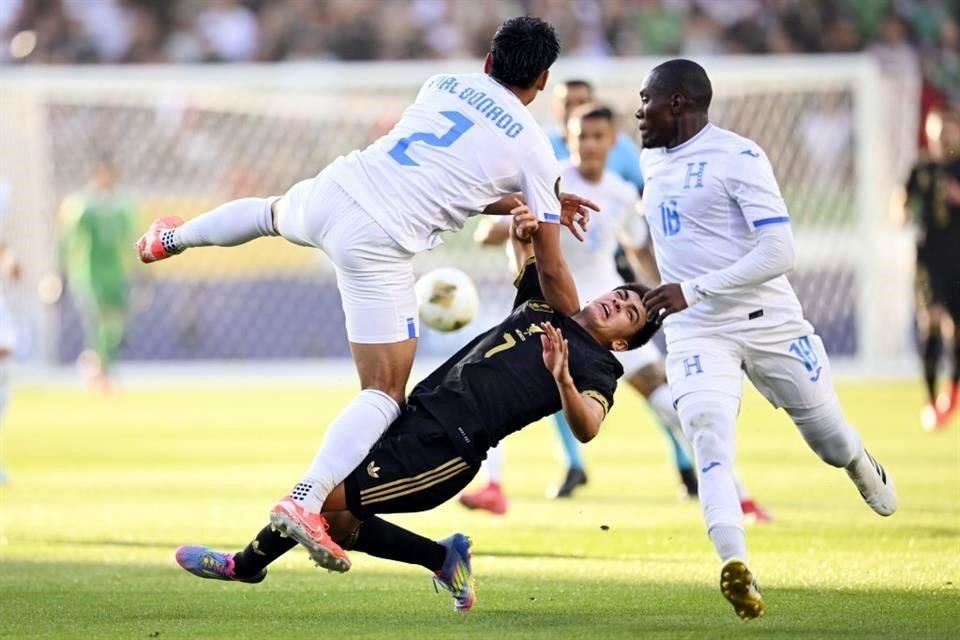 Conscientes de que es un jugador peligroso, los hondureños fueron con todo para 'aplacar' a Gilberto Mora.
