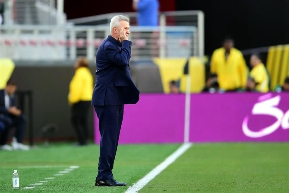 Javier Aguirre reclamó en repetidas ocasiones las fuertes faltas de los hondureños.