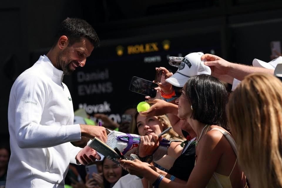 El serbio suma triunfo en el pasto de Wimbledon.