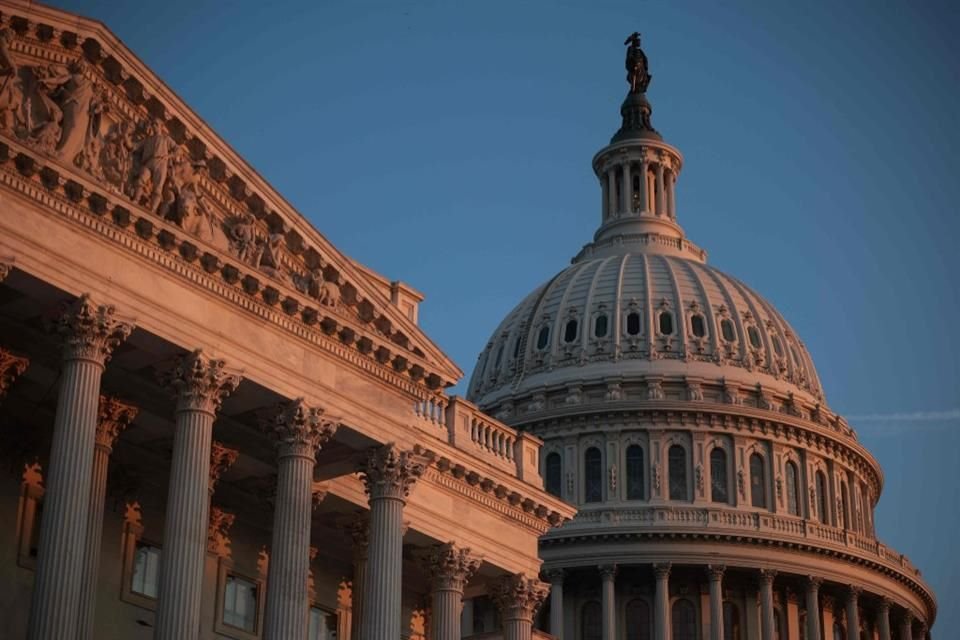 Con 218 votos a favor, Capitolio de EU aprobó la ley fiscal de Trump que incrementa fondos para deportaciones y un impuesto a remesas de 1%.