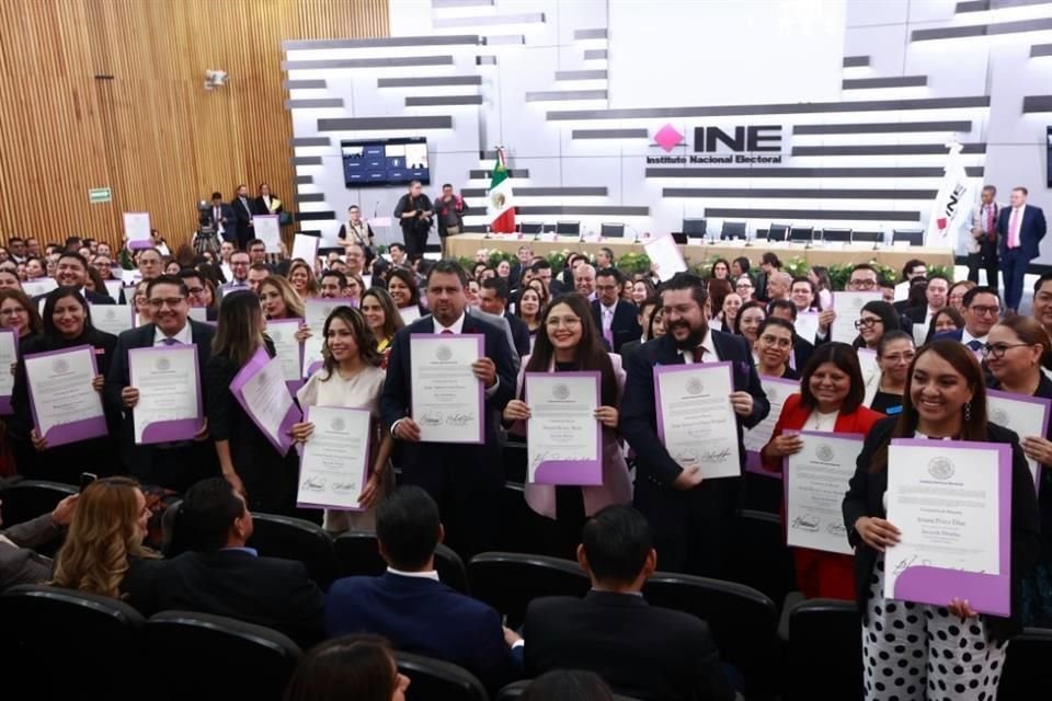 Los juzgadores posan con sus constancias en la sede nacional del INE.