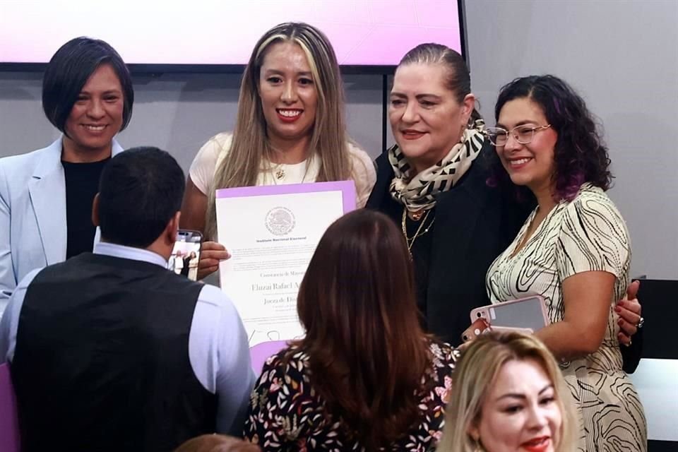 La presidenta Taddei y las consejeras Rita Bell López y Norma Irene de la Cruz durante la ceremonia.