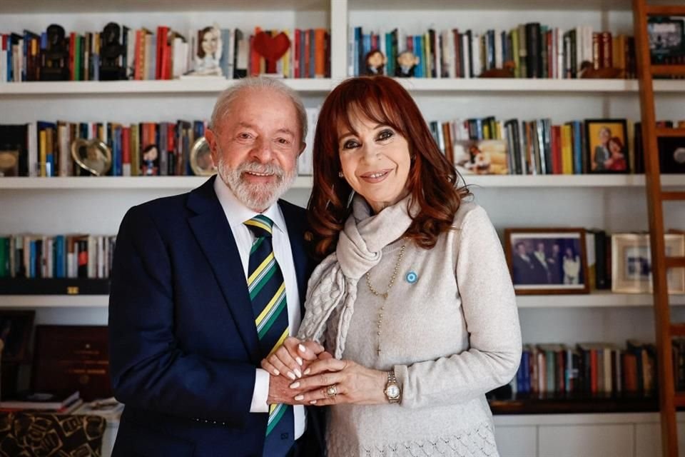La peronista Cristina Fernández fue condenada a seis años de prisión e inhabilitación perpetua para ejercer cargos públicos por fraude al Estado.