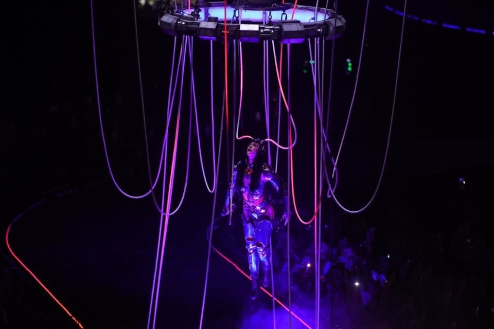 Katy Perry vivió un susto en su show en Australia al perder el equilibrio dentro de una esfera metálica suspendida; salió ilesa.