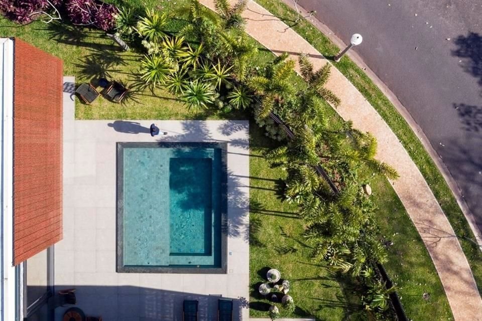 El paisajismo tiene un aire tropical que forma parte de su diseño.