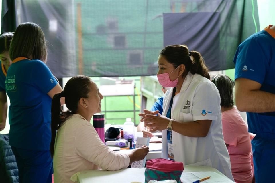 La Secretaría de Salud Jalisco ha realizado 20 mil 965 consultas casa por casa en municipios de Jalisco, con su programa estatal  'Médicas y Médicos de Jalisco en tu Hogar'.