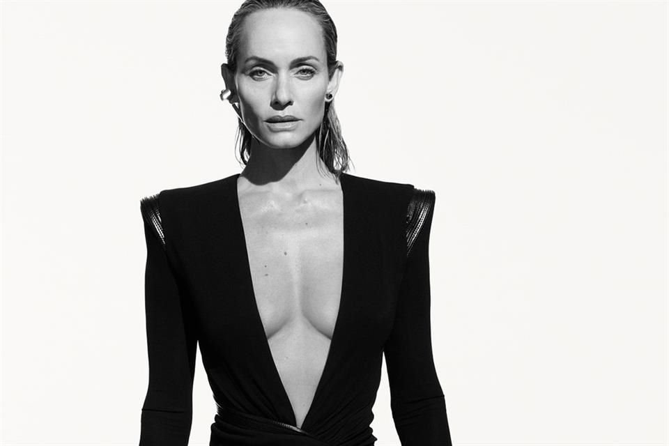 Modelo Amber Valletta luciendo vestido dentro de la última colección de Donatella para Versace.